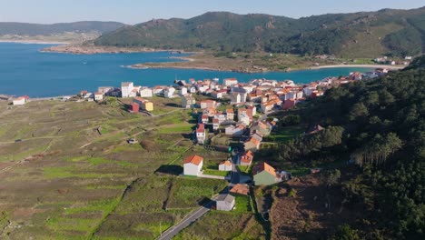 Arou-Casas-De-Pueblo-Junto-Al-Mar-En-Verano-En-Camariñas,-A-Coruña,-Galicia,-España