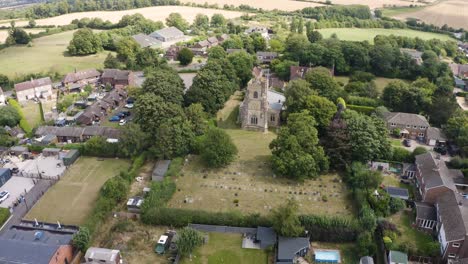 un dron aéreo captura imágenes panorámicas de edificios históricos ubicados en medio de un bosque exuberante en inglaterra, reino unido.