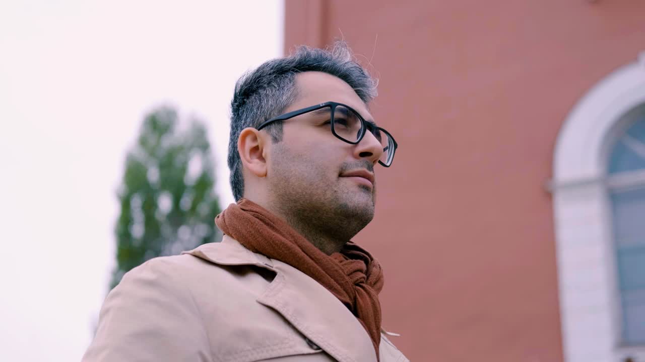 hombre guapo de apariencia asiática, un poeta y artista con gafas. intelectual. la rotación de la cámara alrededor del tipo 360 grados