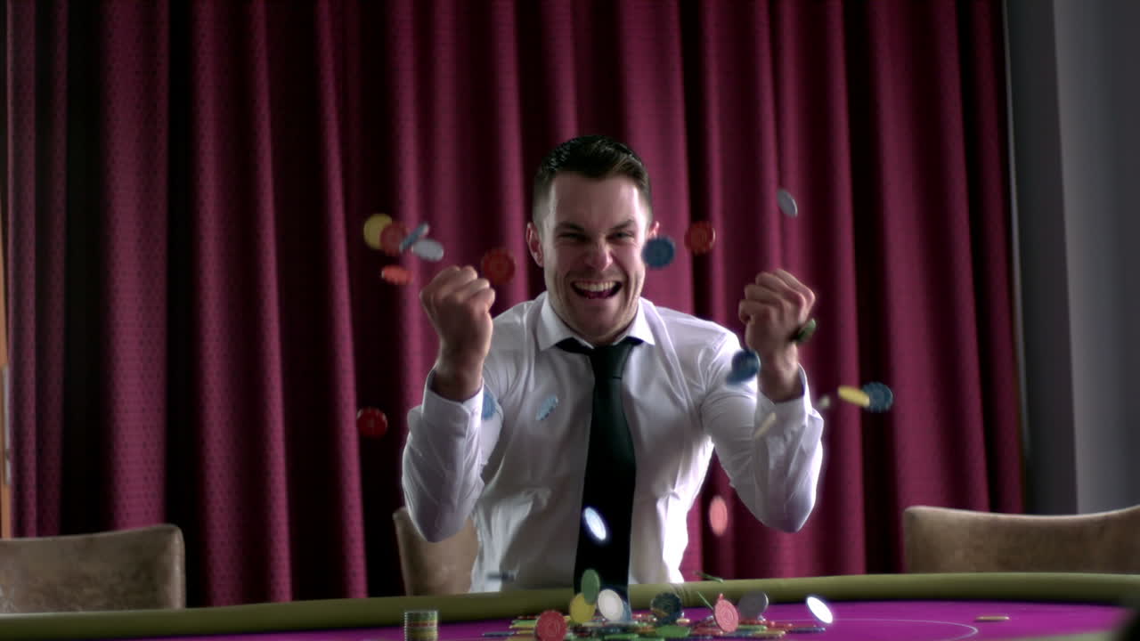 hombre feliz con sus ganancias