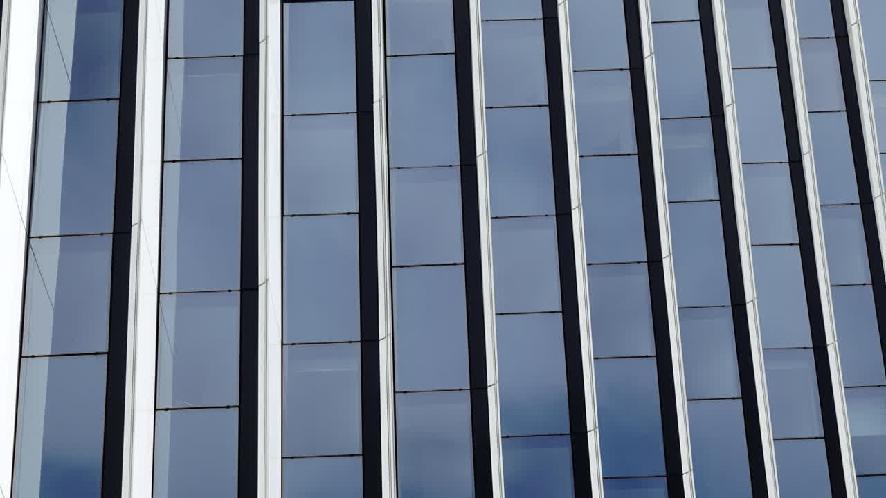 Riflesso di nuvole su una facciata di edificio. Time-lapse