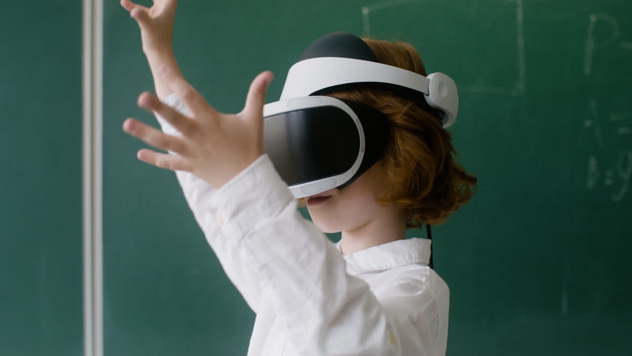 vr 안경을 가지고 노는 어린 소년.