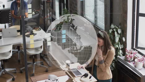 animación del globo y procesamiento de datos sobre mujer de negocios caucásica en la oficina