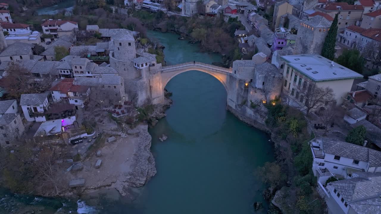 Veduta aerea del ponte Stari Most con il cielo crepuscolare che proietta tonalità calde