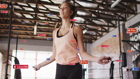 saltando la cuerda, mujer haciendo ejercicio en el gimnasio con juegos y botones de suscripción animación