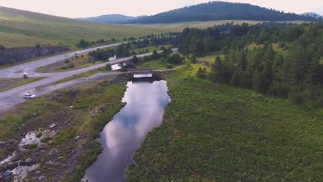 Flujo-De-Río-En-Paisajes-De-Siberia,-Una-Vista-De-Dron