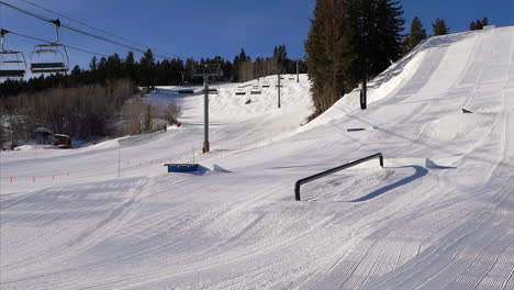 X-Juegos-Half-Pipe-Esquí-Snowboard-Terreno-Parque-Riel-Fresco-Arreglado-Azulejo-Mañana-Soleada-Fondo-De-Suero-De-Leche-Apertura-Telesillas-Subiendo-álamo-Temblón-Colorado-Movimiento-Deslizante-Izquierda