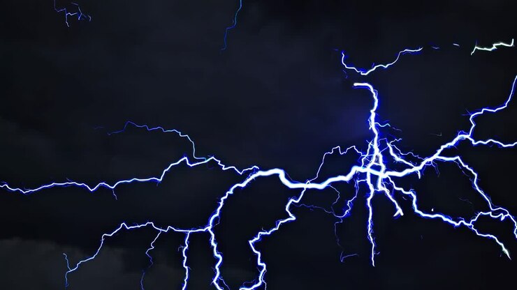 Fermo immagine drammatico di fulmini contro un cielo scuro, ripreso da una prospettiva dal basso