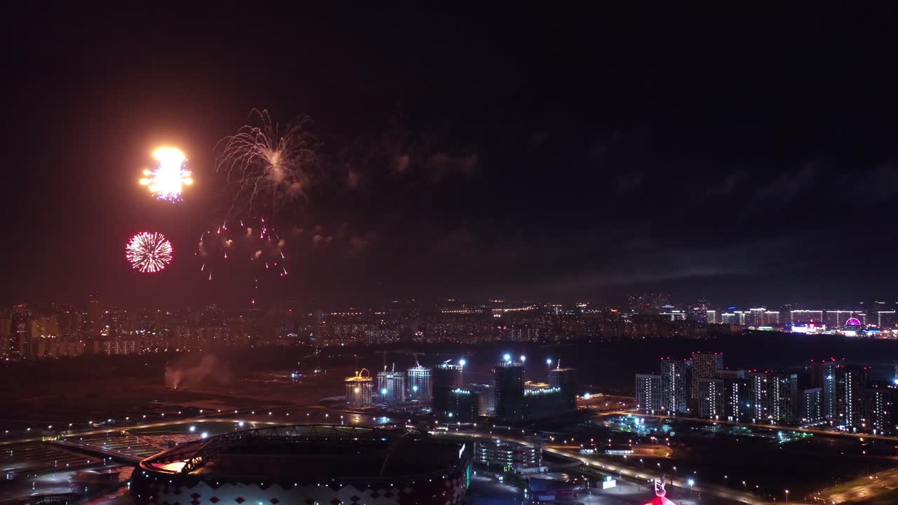 moscú de noche. fuegos artificiales festivos sobre la ciudad nocturna.