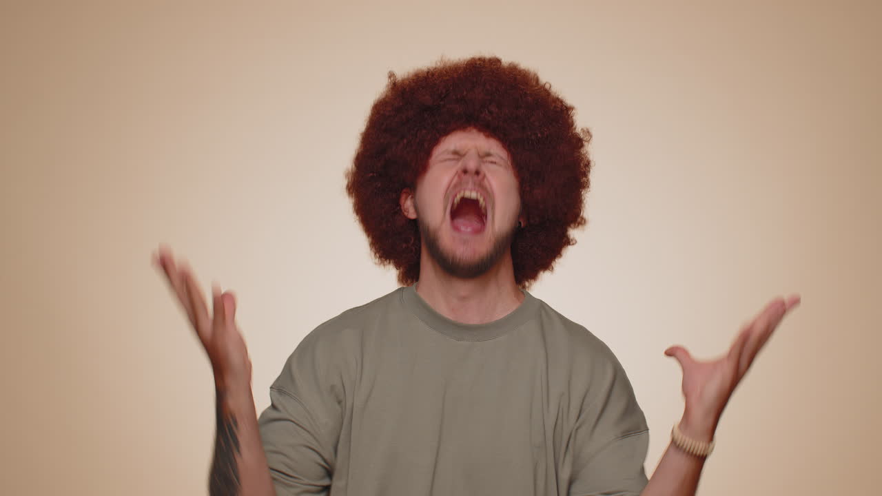 스트레스, 긴장, 문제로 인해 비명을 지르는 사람은 공포, 절망, 두려움, 놀라움, 충격을 느끼고 분노를 표현합니다.