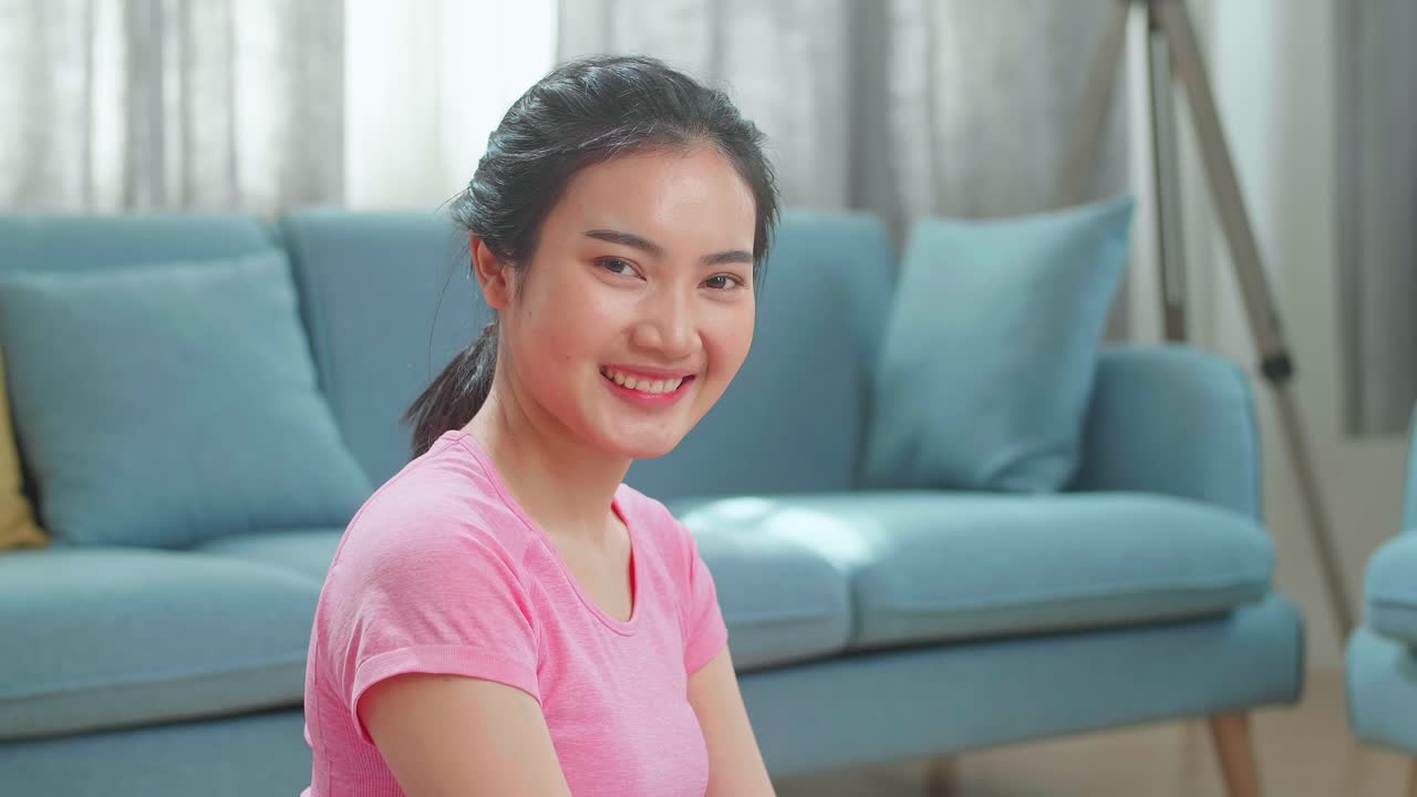 분홍색 스포츠 의류 를 입은 미소 짓는 여자