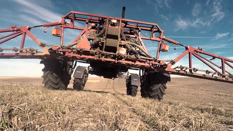 Arbeitender-Landwirtschaftlicher-Traktor-Auf-Ackerland,-Der-Herbizide-Während-Des-Hellen-Sonnigen-Tages-Sprüht