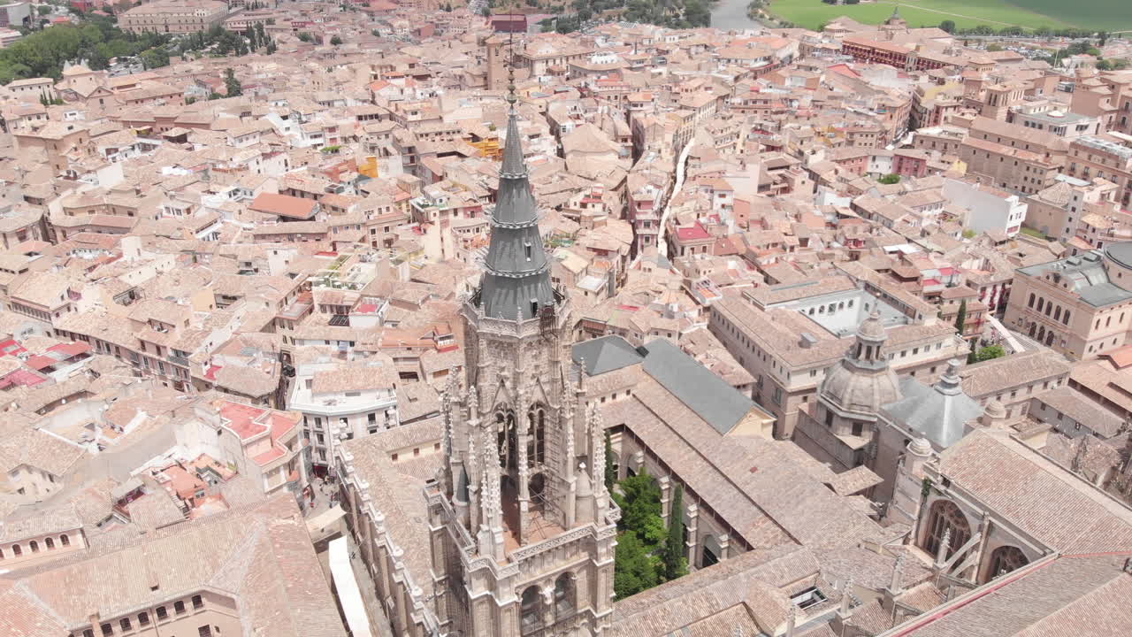 Ilmakuva pyörii Toledon katedraalin ympärillä, Toledo, Espanja
