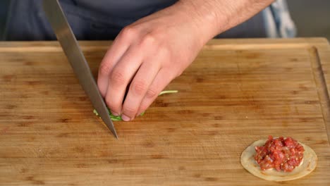 Un-Hombre-Está-Cortando-Algo-De-Comida-En-Una-Tabla