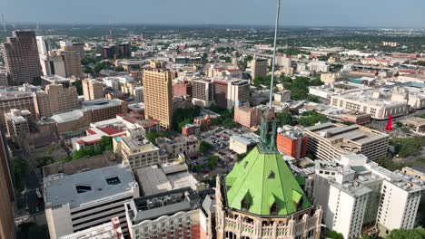 Innenstadt-Von-San-Antonio,-Texas,-Mit-Der-Amerikanischen-Flagge,-Die-Im-Wind-Weht