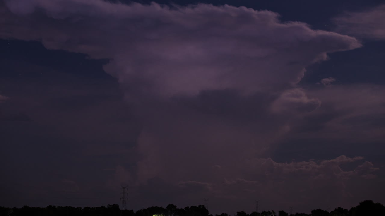 동남아시아 몬순 시즌 동안 폭풍 구름이 솟아오르고 번쩍인다