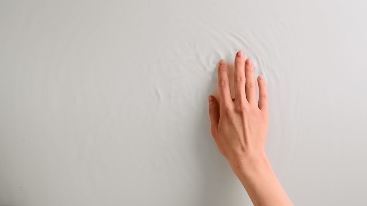 물 표면에 손을 는. 가까운 여성 순수한 자연을 즐기고,  뷰, 복사 공간. 친환경 환경