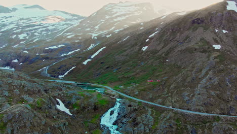 Kamerafahrt-Eines-Autos,-Das-Durch-Den-Trollstigen-Fährt,-Mit-Wasserfällen-Im-Vordergrund