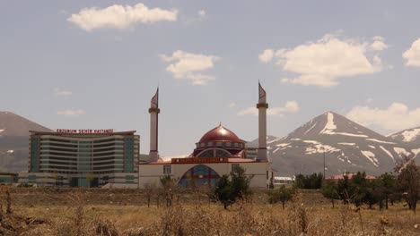 erzurum in turkey.
04.28.2021
erzurum hospital, next to a mosque. on the background is a snow-covered mountain at the end of april.
turkish: erzurum şehir hastanesi and darül fünun camii