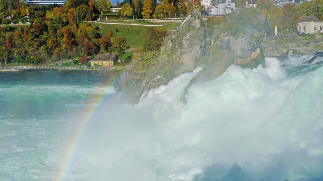 라인 강 폭포 (rhine falls) 는 스위스의 수리히 (zurich) 인 인디언 머 (indian summer) 에 있는 폭포이다.