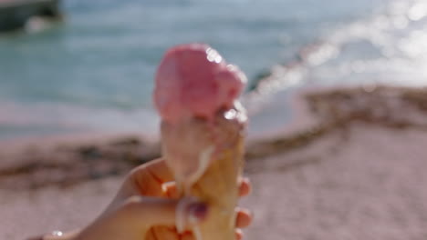 Nahaufnahme-Einer-Frau-Mit-Einem-Eisdessert-Am-Wunderschönen-Sonnigen-Strand,-Die-Den-Sommerurlaub-Genießt-Und-Softeis-Isst