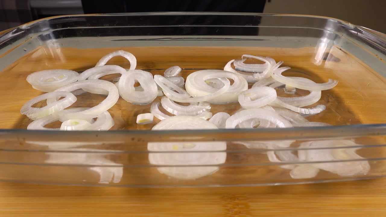 Le cipolle sono disposte in una pirofila di vetro
