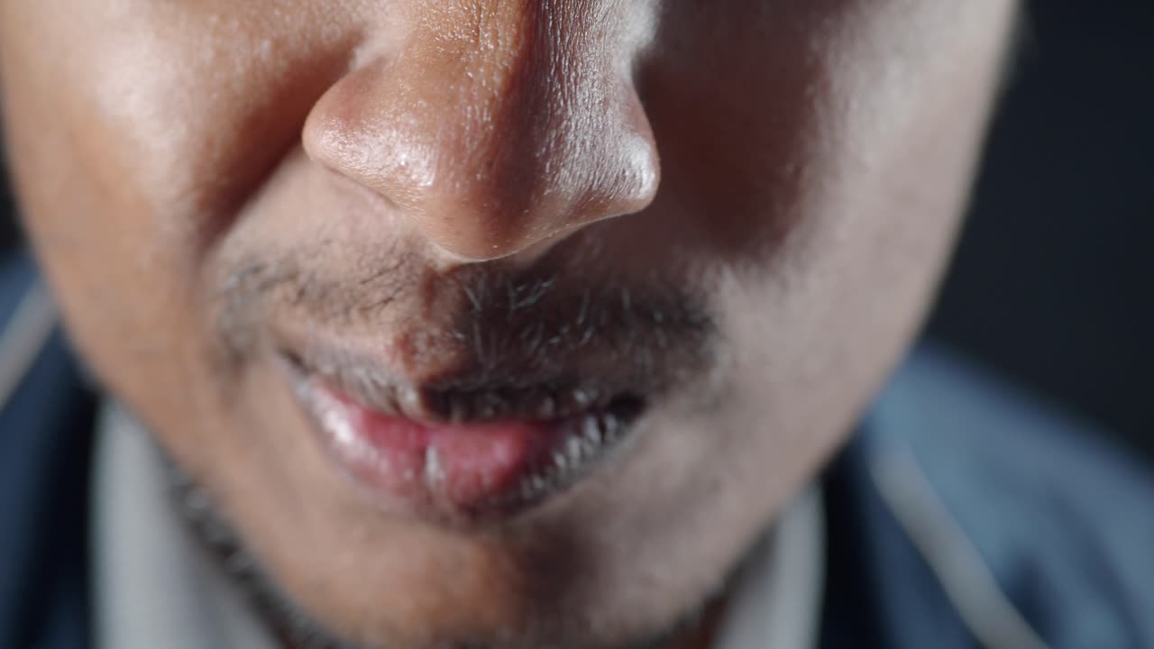 un hombre se escoge la nariz.