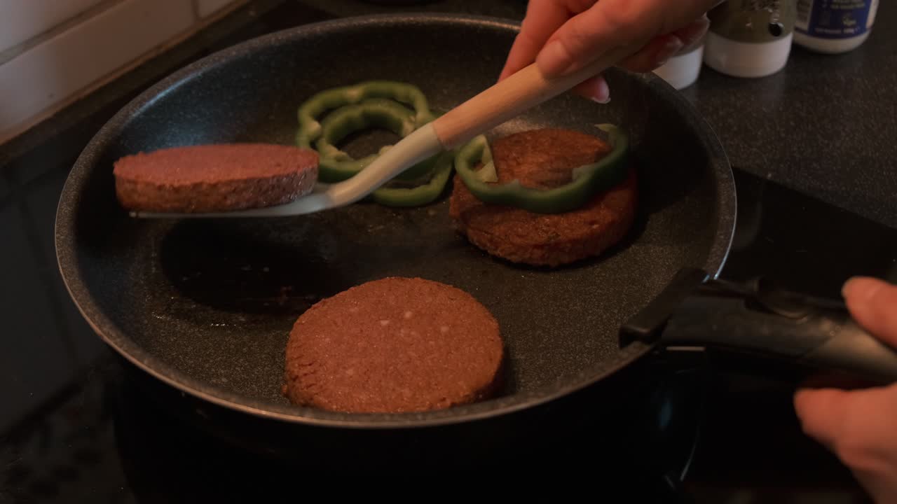 4k 슬로우 모션으로 난로에 피망으로 야채 버거 요리하기