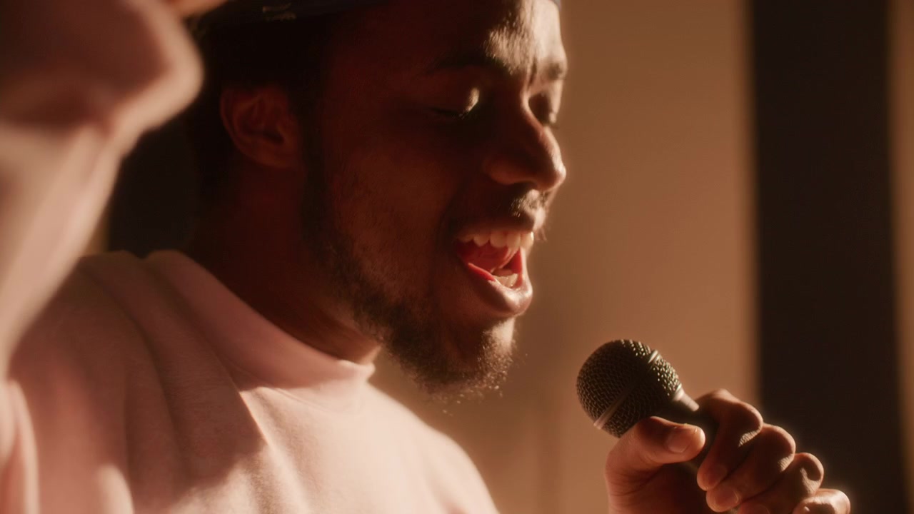 Musicien de hip-hop afro-américain se produisant au micro de studio
