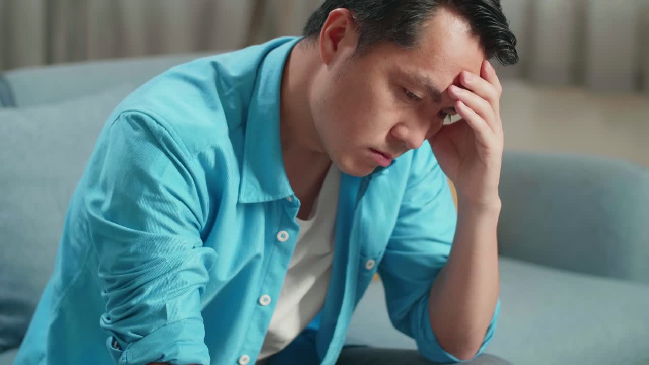 노트북을 들고 계좌를 보고 재정 문제로 인해 두통을 고 있는 아시아인의 근접 사진