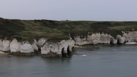 Schwenkaufnahme-Von-Weißen-Klippen-Und-Strand-An-Der-Küste-Englands