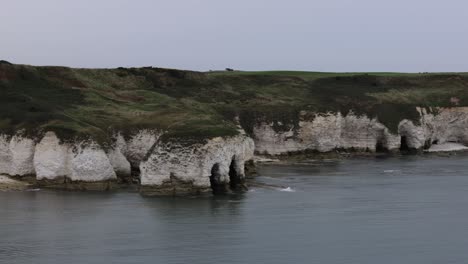 tomada panorámica de acantilados blancos y playa en la costa de inglaterra