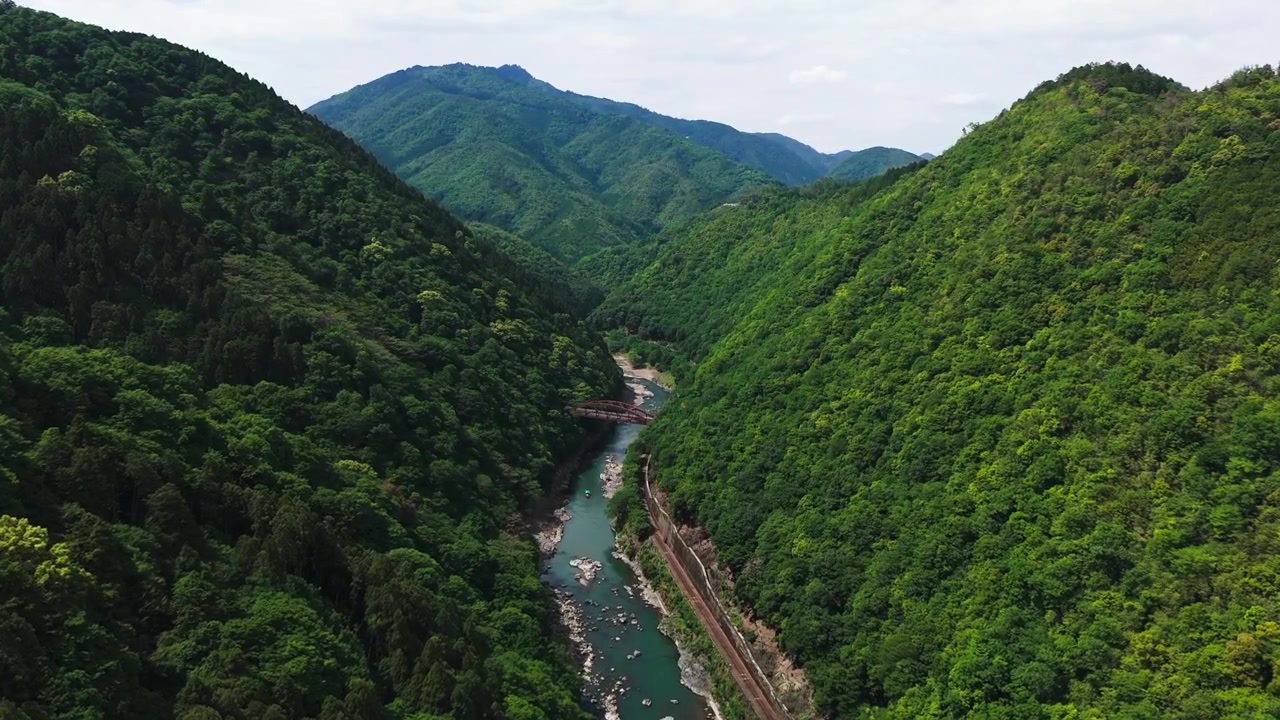 京都の桂川、嵯峨野観光鉄道、自然のドローン空撮