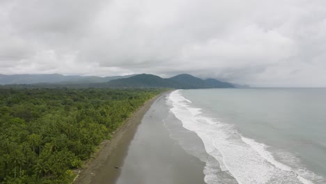 Luftaufnahme-Eines-Schwarzen-Sandstrandes-An-Einem-Bewölkten-Tag-An-Der-Pazifikküste,-Kolumbien