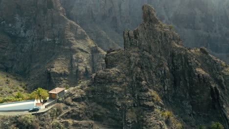 reenvío de una toma de plataforma rodante de una formación rocosa irregular gigante en la base de la montaña, durante el día