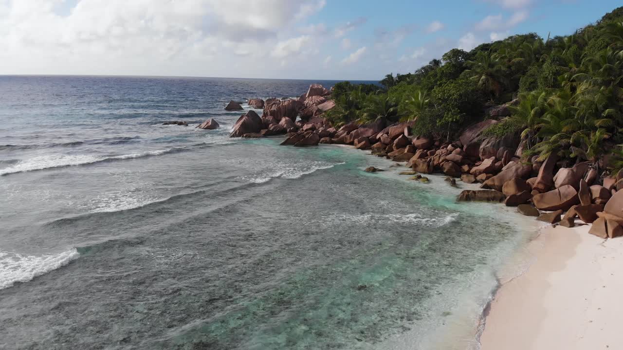 vista aérea de las playas blancas y aguas turquesas en anse coco, petit anse y grand anse en la digue, una isla de las seychelles
