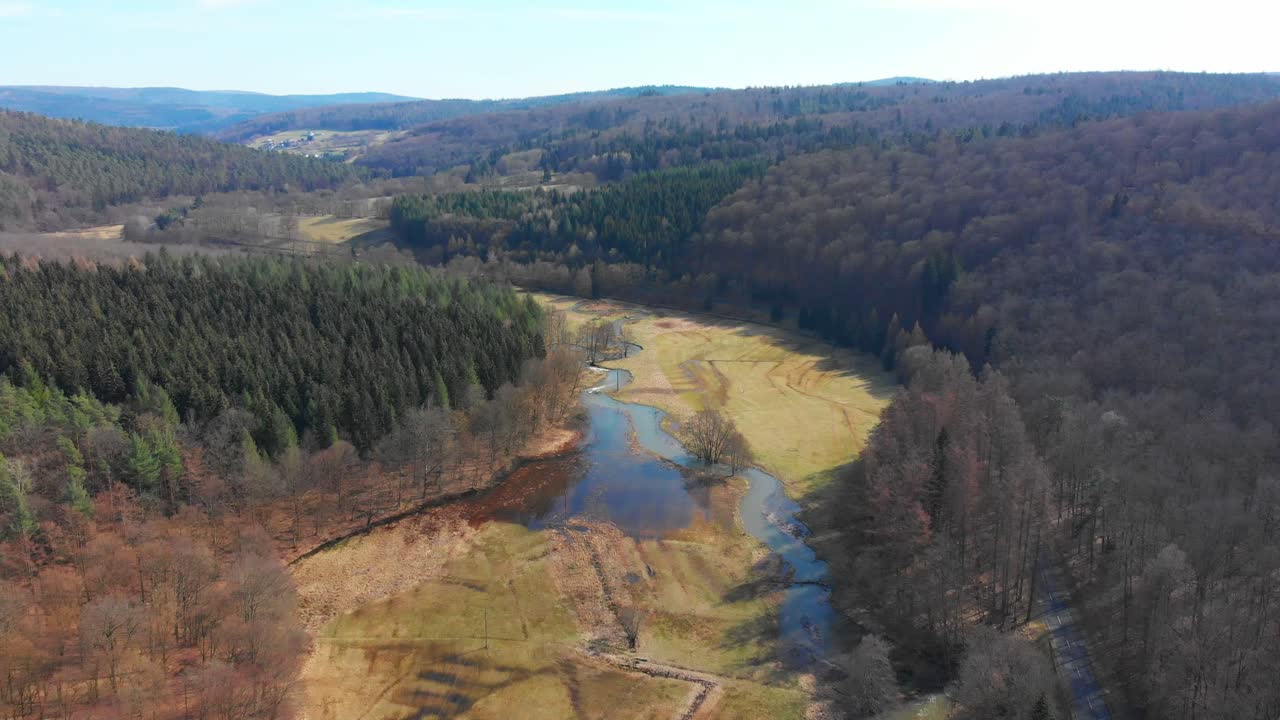 Naturlig flod som rinner nerför dalen.