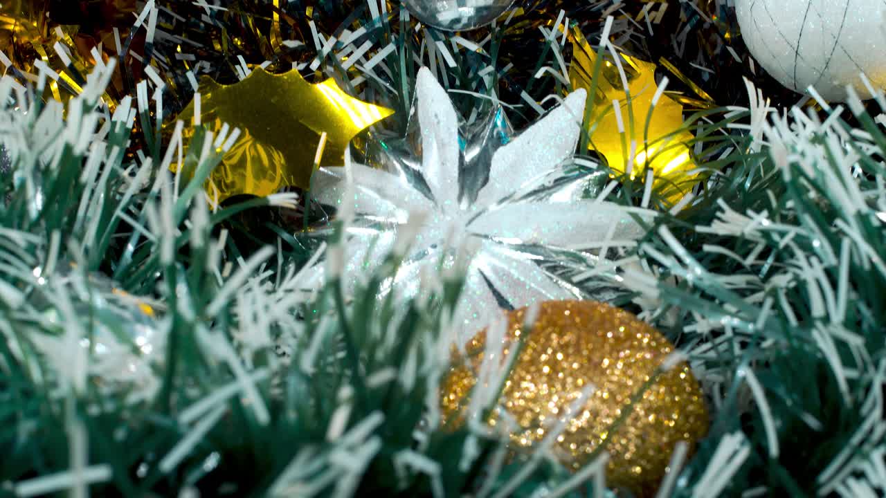 decoración de navidad, coloridos adornos colgantes, colores azul verde blanco oro, estrella de plata, año nuevo decorado, luces brillantes, primer plano inclinado hasta video 4k