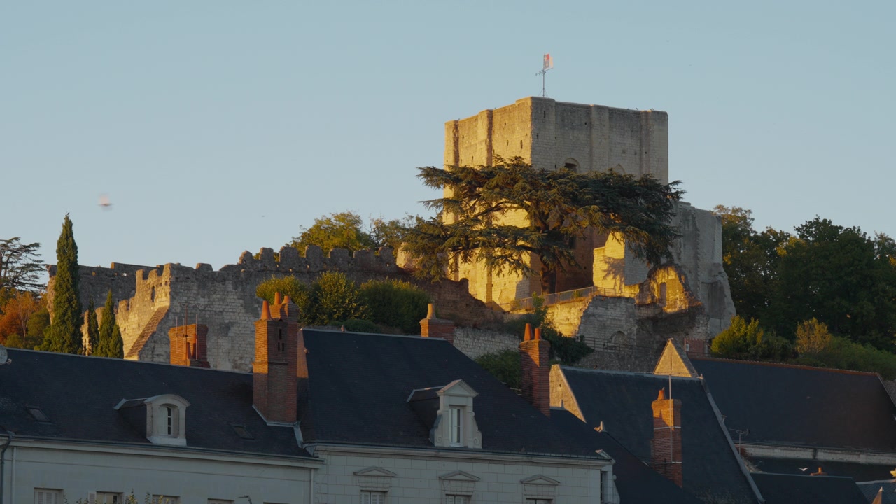 Rovine di un castello storico in pietra sopra i tetti a Montrichard, Francia, all'ora d'oro