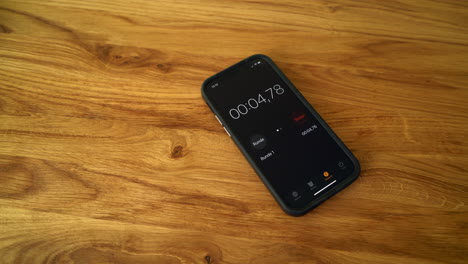 Smartphone-Stopwatch-on-wooden-Table