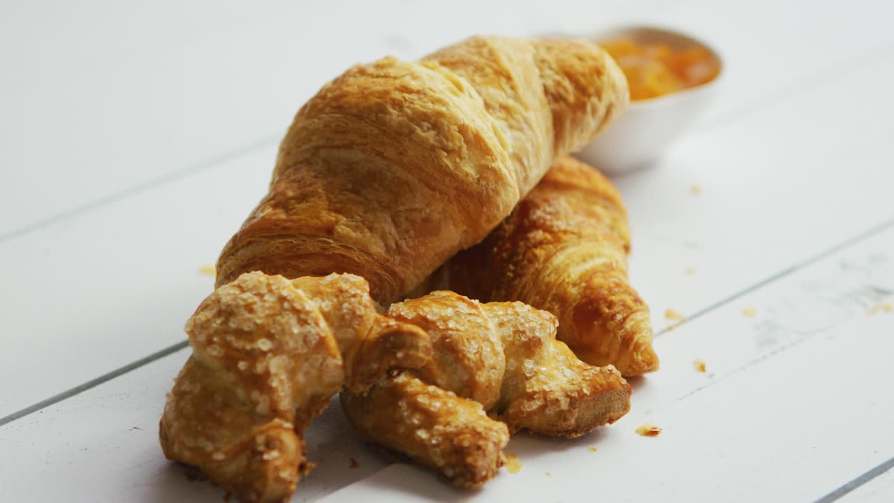 신선한 크루아상 더미