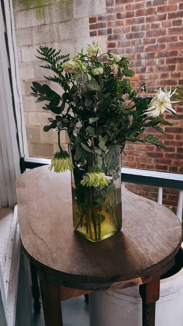 un ramo de flores en un jarrón en una mesa de madera