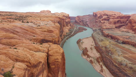 cañón del río colorado en el paisaje desértico de utah usa, vista aérea de acantilados escarpados que revelan carreteras desiertas y horizonte