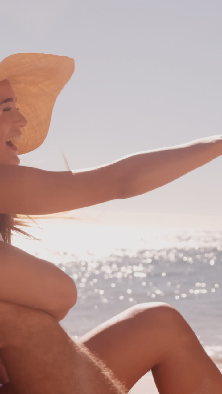 una pareja divirtiéndose juntos.