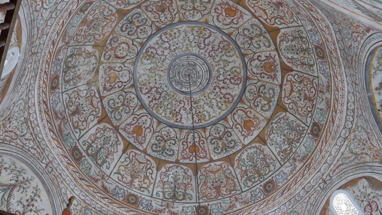 Techo de cúpula pintado de la Mezquita Ethem Bey en Tirana, Albania, con araña de latón y frescos.