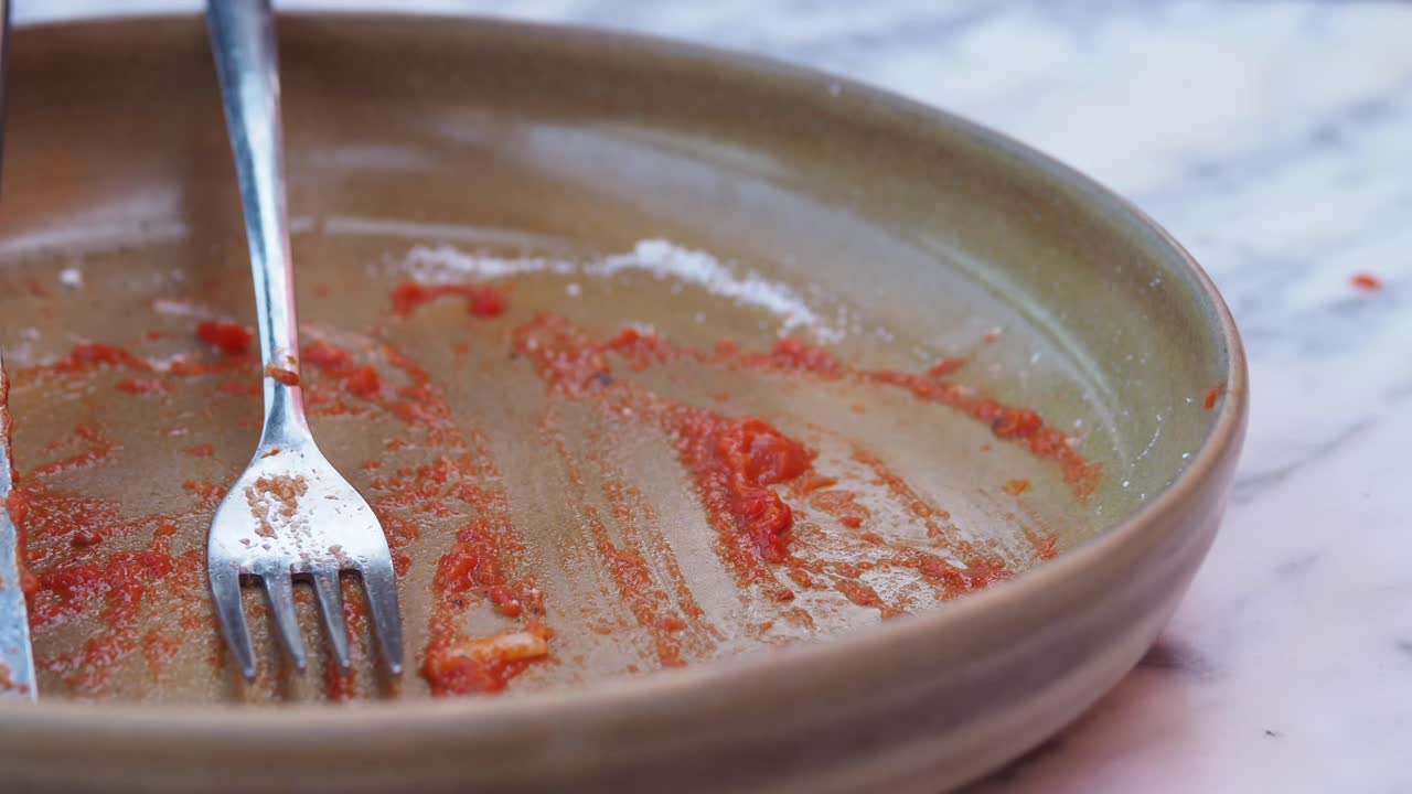 пустая тарелка с остатками