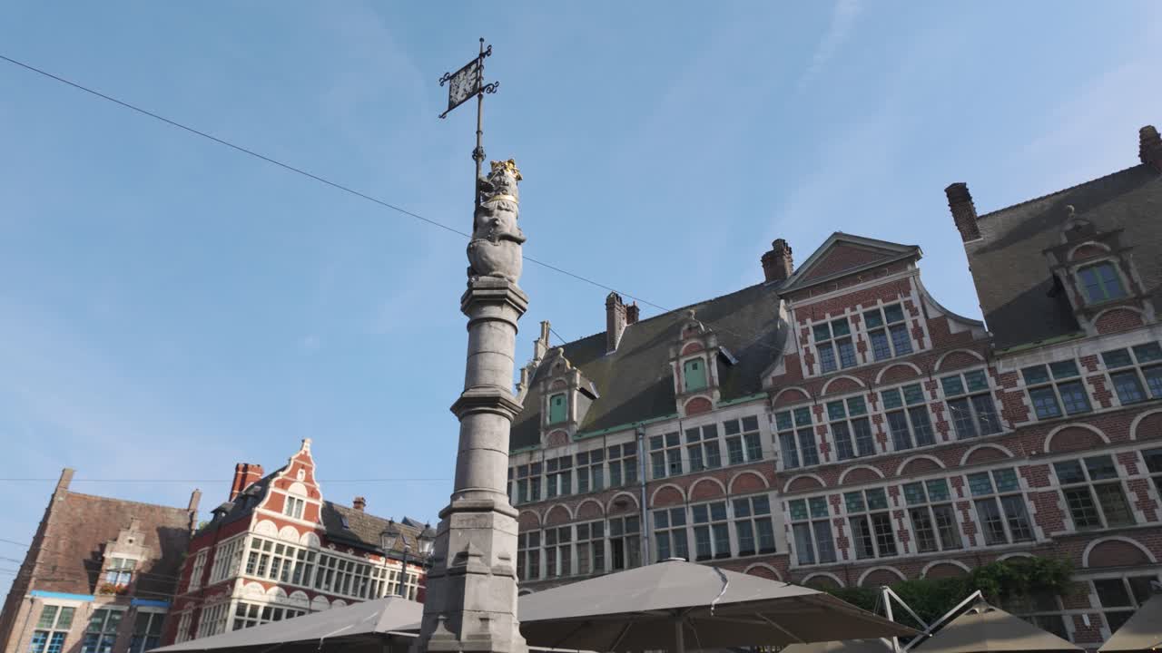 역사적인 플랑드르 건축물과 파란 하늘을 특징으로하는 겐트의 매력적인 광장