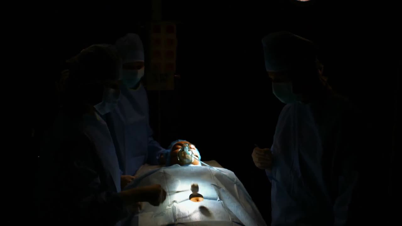 cirujanos que realizan una operación en la sala de operaciones