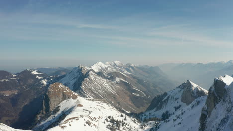 Antena-De-Un-Hermoso-Valle-Rodeado-De-Cumbres-Montañosas-Y-Cubierto-De-Nieve