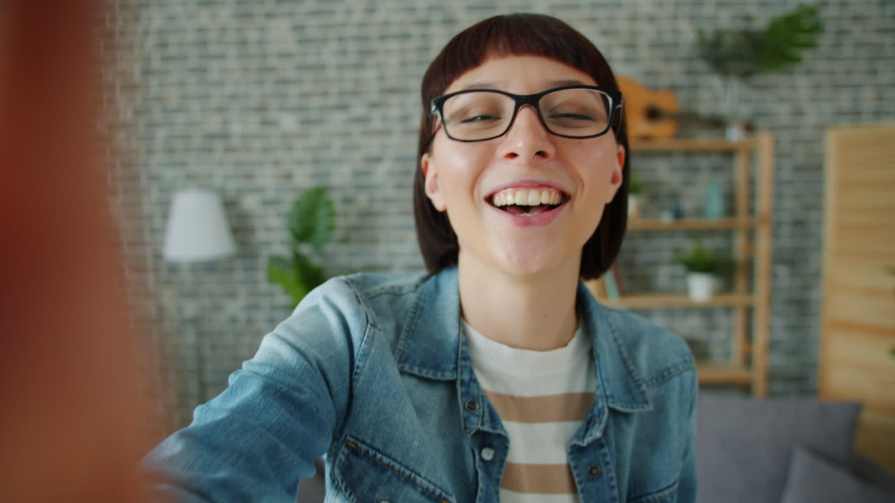 mujer haciendo una llamada de video en casa